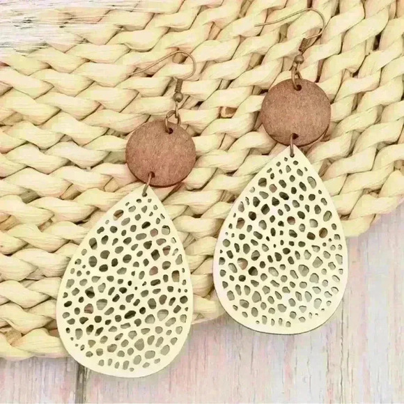 Cute wooden earrings - Picture 1 of 2